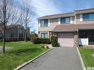 6 W Pond Ct, Smithtown, NY 11787