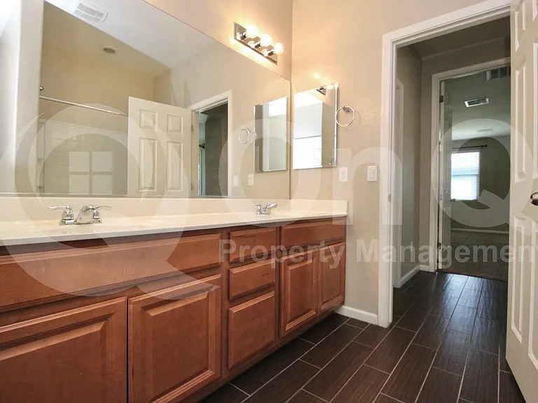 867 E Aberdeen Dr — Photo 22