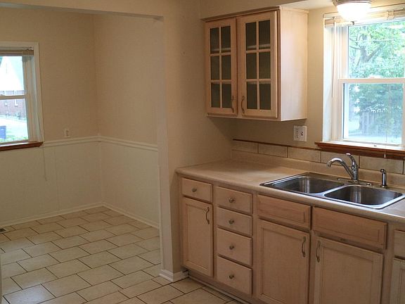 3rd image of 2639 Raymond Ave SE