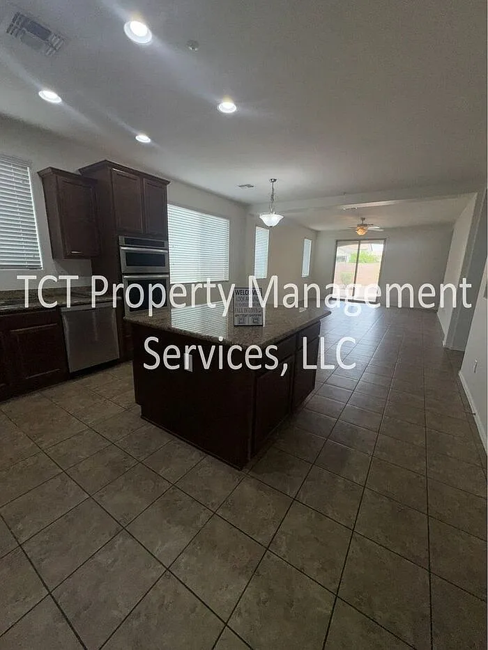 3 bed, 2.0 bath, 1818 sqft, $2,400 — Photo 2