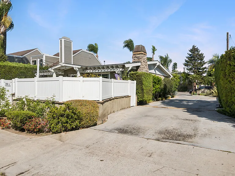 2550 Elden Ave #B — Photo 24