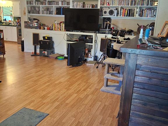 4th image of 223 Armstrong Dr