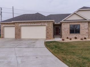 2 Bent Ct, Bloomington, IL