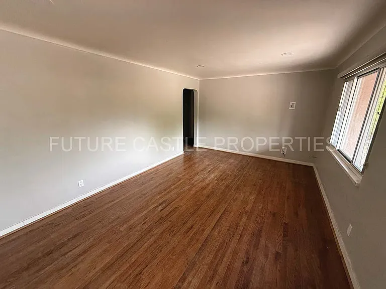 1009 Bryn Mawr Dr NE — Photo 4