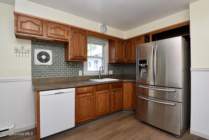 5th image of 1 Roe Avenue