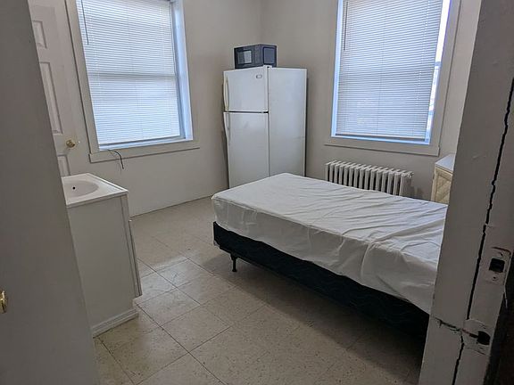 3rd image of 588-590 Fairfield Ave #B9