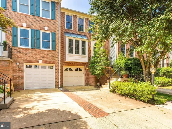 2052 Meadow Springs Dr, Vienna, VA 22182