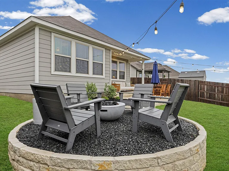 858 Papaya Dr — Photo 2