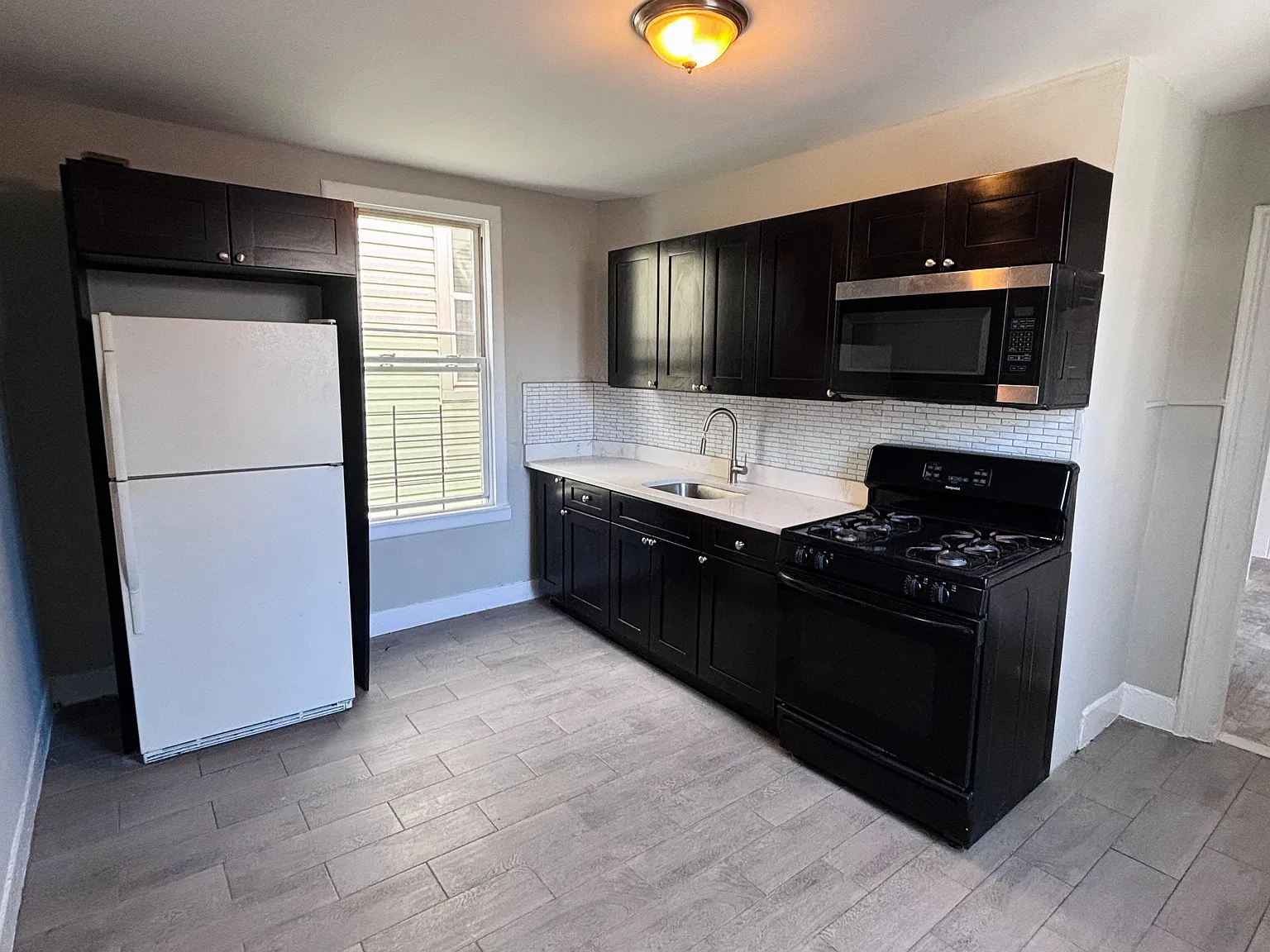 3 bed, 1000 sqft, $1,900 — Photo 3