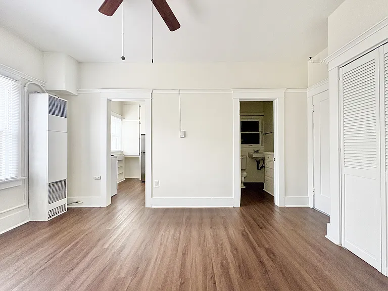 959 E Broadway #9 — Photo 2