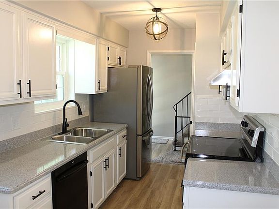 3rd image of 9559 Perry Ln