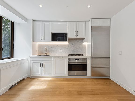 3rd image of 225 E 19th St APT 204