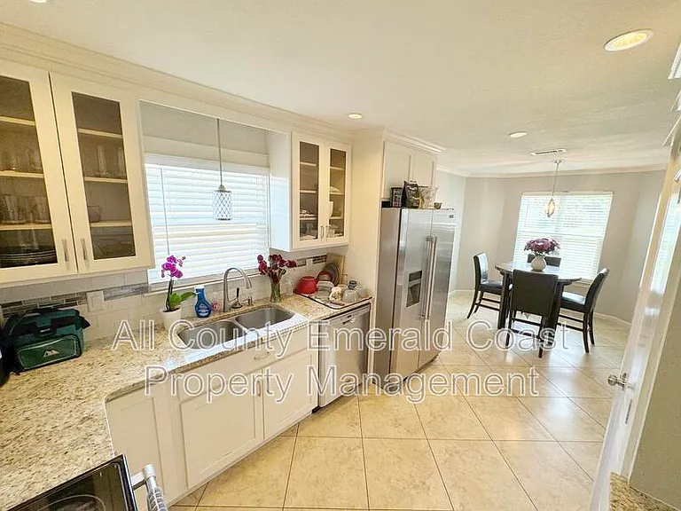 915 Emily Cir — Photo 15