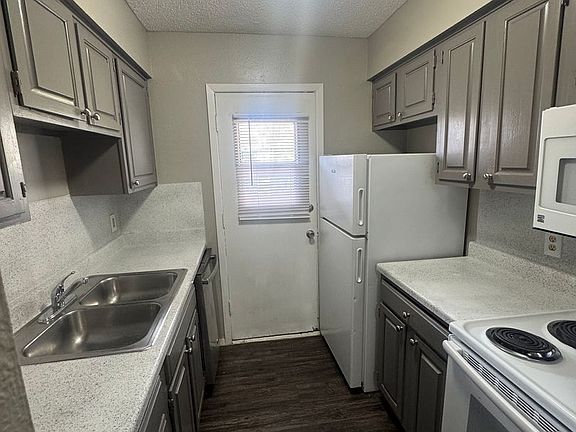 4th image of 2417 E 55th Pl #28