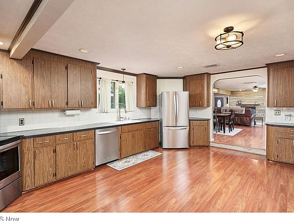 5th image of 271 Lownsdale Ave