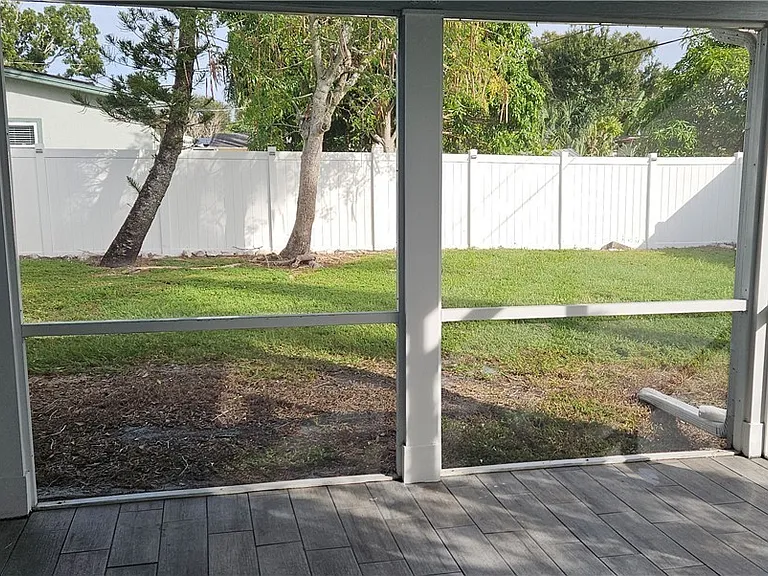 1626 Grace Ave — Photo 15