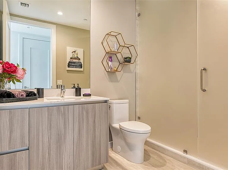301 Quay Cmn #606 — Photo 22