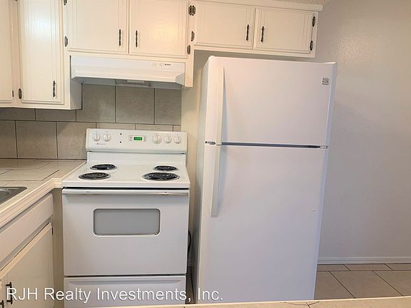 4th image of 1011 Acacia Cir