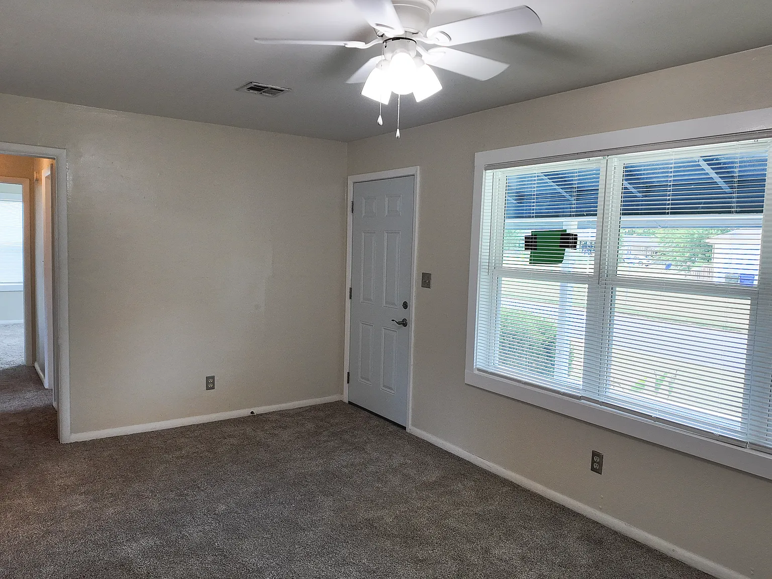 3 bed, 858 sqft, $1,175 — Photo 2