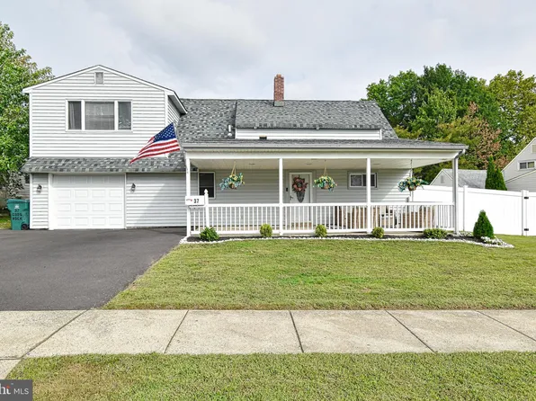 37 Goodrock Rd, Levittown, PA 19057