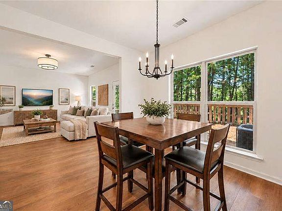 5th image of 306 Pin Oak Ave