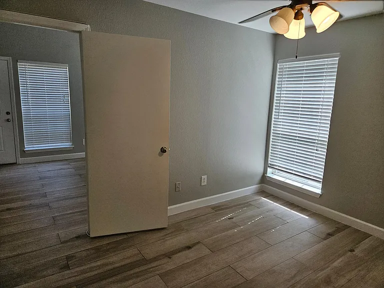 1467 Meadowood Village Dr — Photo 7
