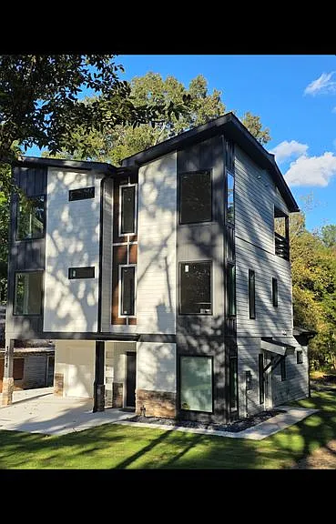 1614 Woodland Ave SE #B — Photo 1