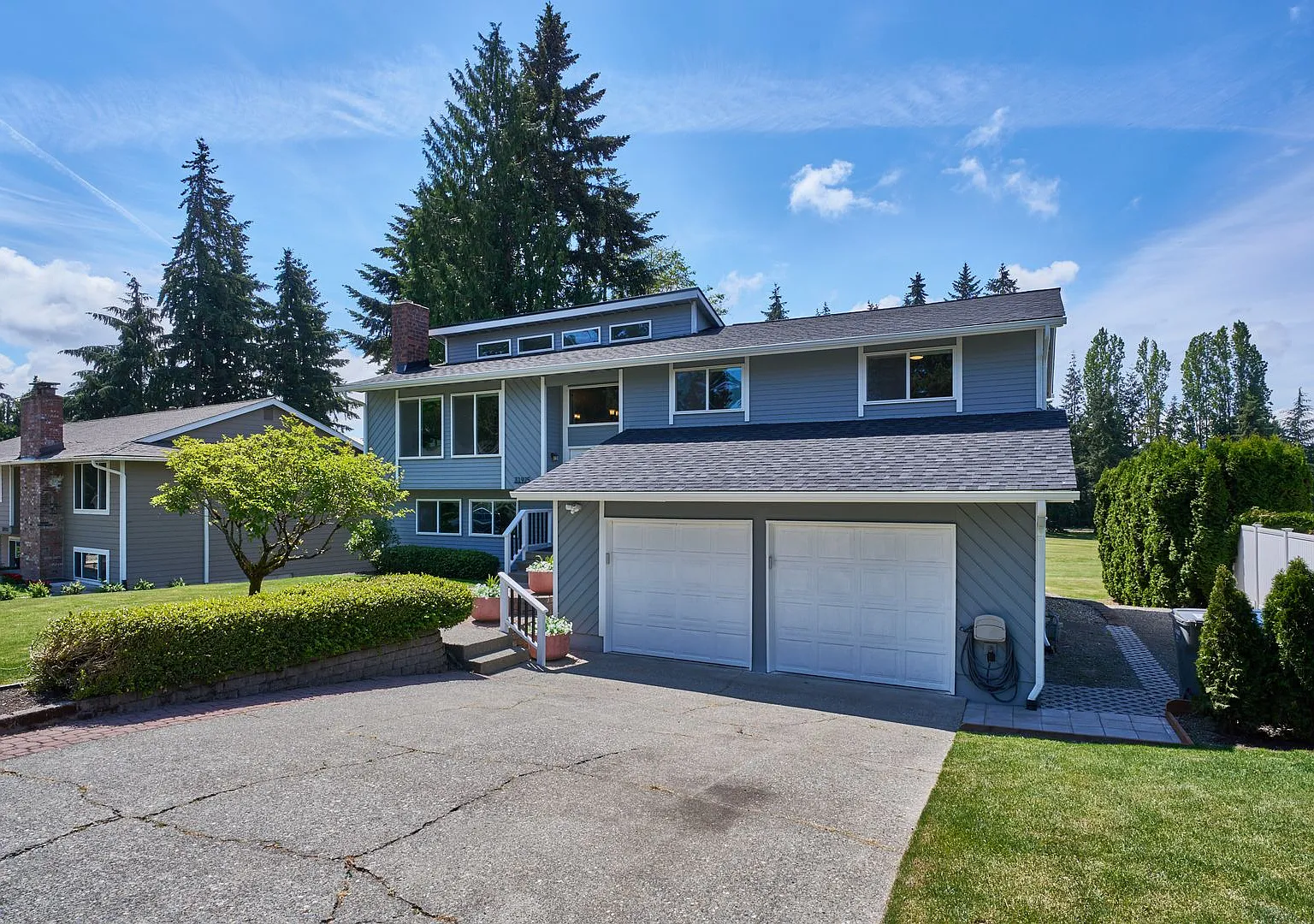 Recently Renovated 4BR/3BA Home Backing the Golf Course Federal Way — Photo 1