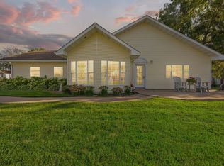 209 S 4th Ave, Armstrong, IA 50514