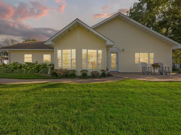 209 S 4th Ave, Armstrong, IA 50514