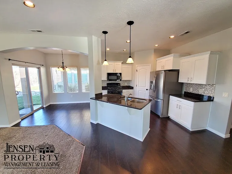 671 N Bluffview Cir — Photo 12