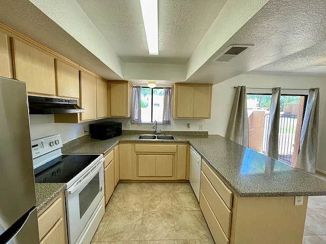 Building Photo - 8940 W Olive Ave #32
