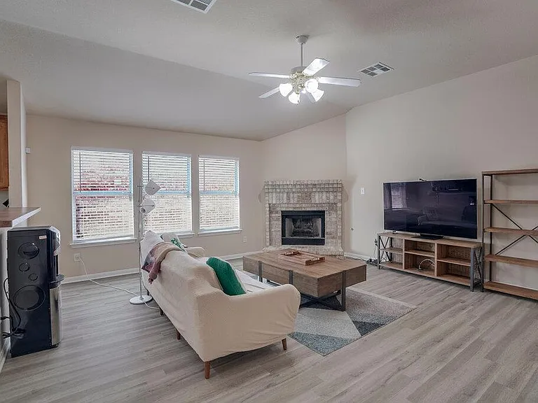 2724 Kickapoo Cavern Dr — Photo 5