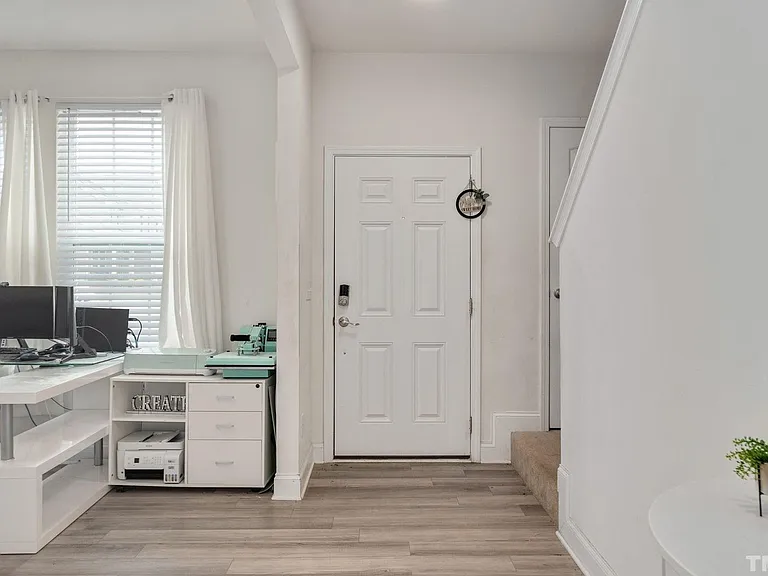 220 Avery Glenn Way — Photo 3