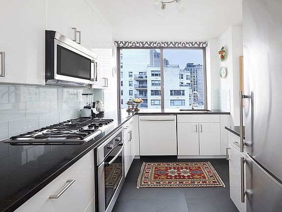 5th image of 300 E 64th St APT 19A