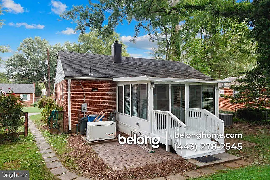 3 bed, 1.0 bath, 910 sqft, $2,685 — Photo 3