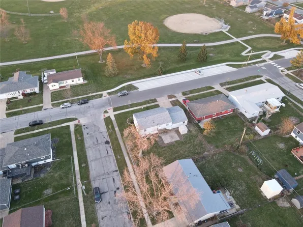 5915 Sharon Ln NW, Cedar Rapids, IA 52405