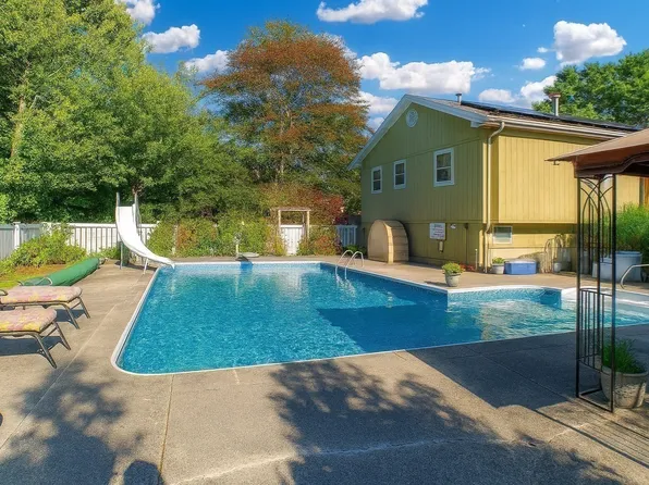 6 Gary Dr, Mattapoisett, MA 02739