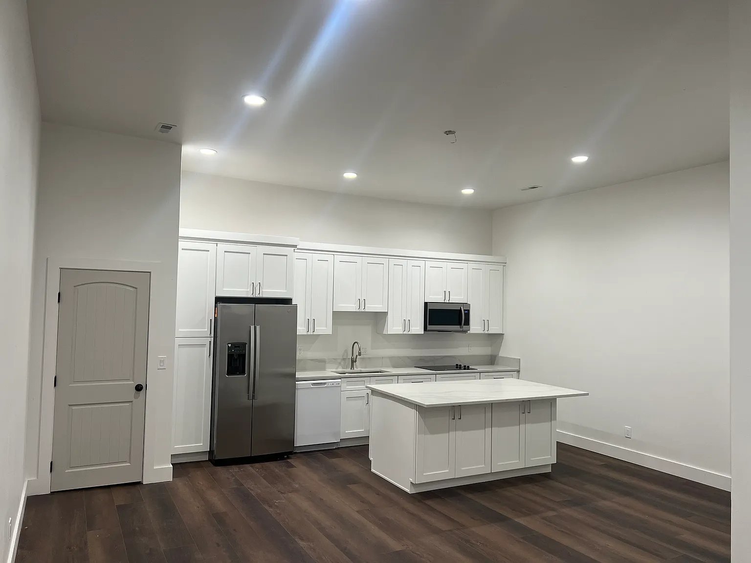 2 bed, 1079 sqft, $1,350 — Photo 2