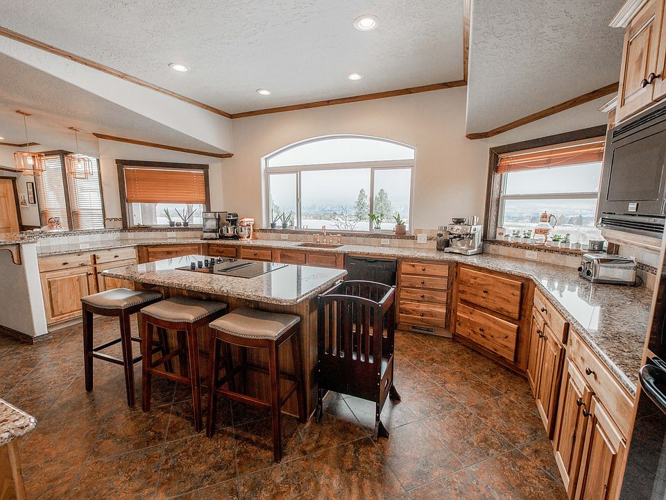 Kitchen Mountain Views!