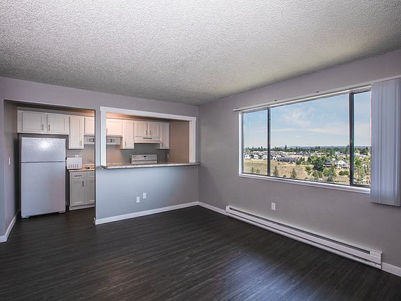 Broadmoor Apartments living room and kitchen