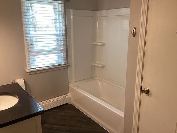 Spacious upper level bathroom between two huge bedrooms