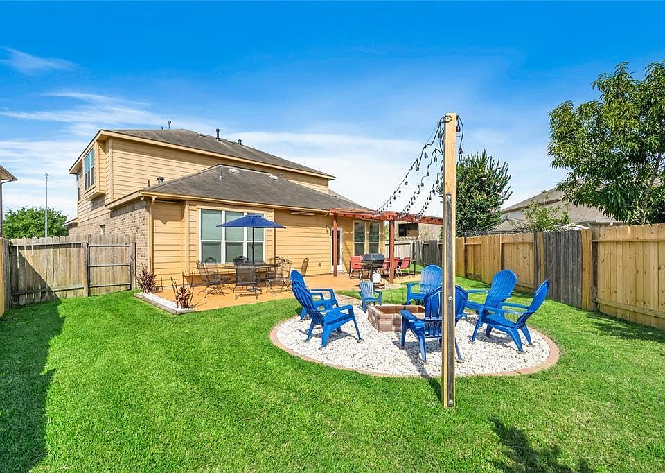 Backyard with fire pit and BBQ table