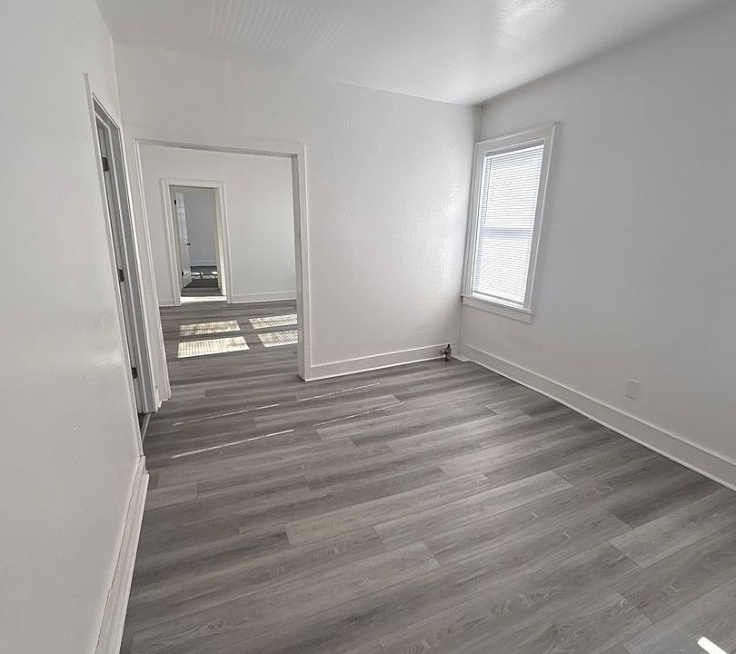 2nd image of 2934 S Moreland Blvd #12