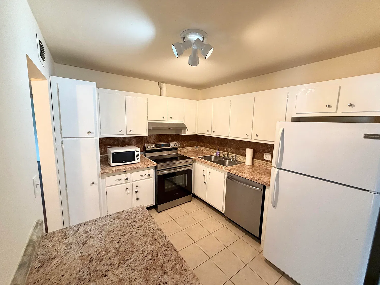 2 bed, 2.0 bath, 920 sqft, $1,850 — Photo 3