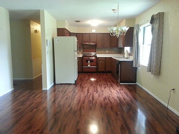 2nd image of 504 Holly Ln
