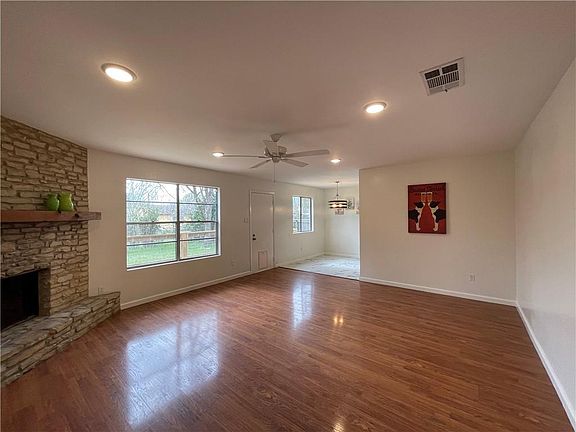 3rd image of 1911 Heathwood Cir