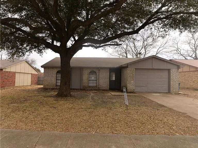 556 Hanover Dr — Photo 1