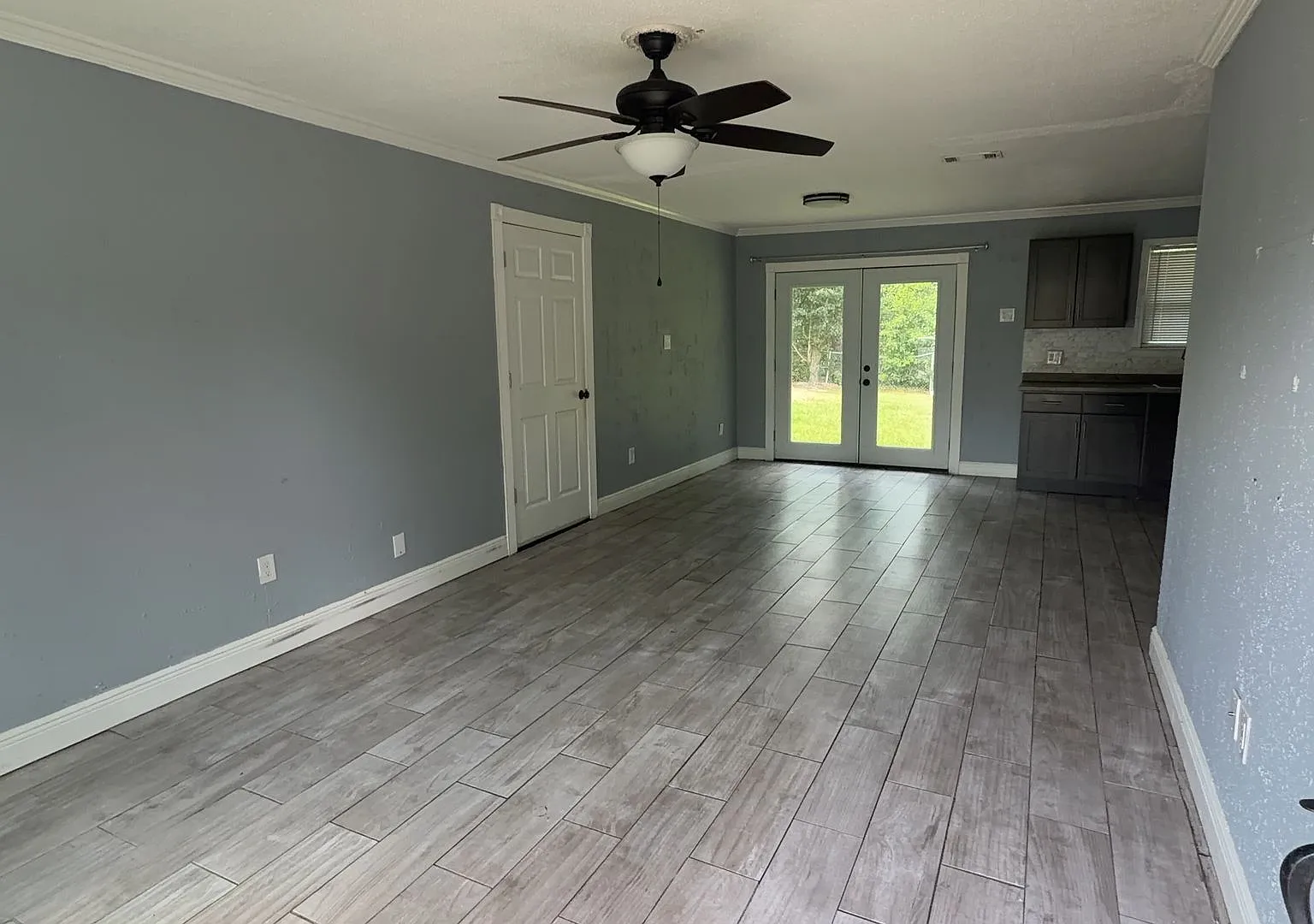 3 Bedroom 2 Bath Available — Photo 2