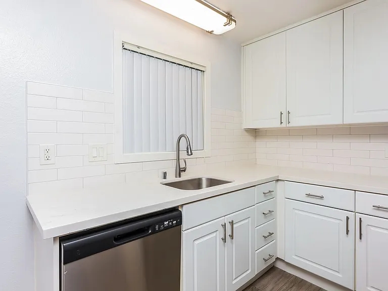 Monarch Apartments — Photo 8